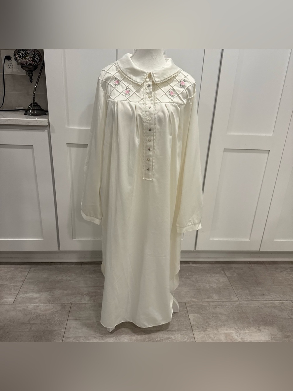 Vintage Barbizon Ivory Long Sleeve Embroidered Collar nightgown floral detail M